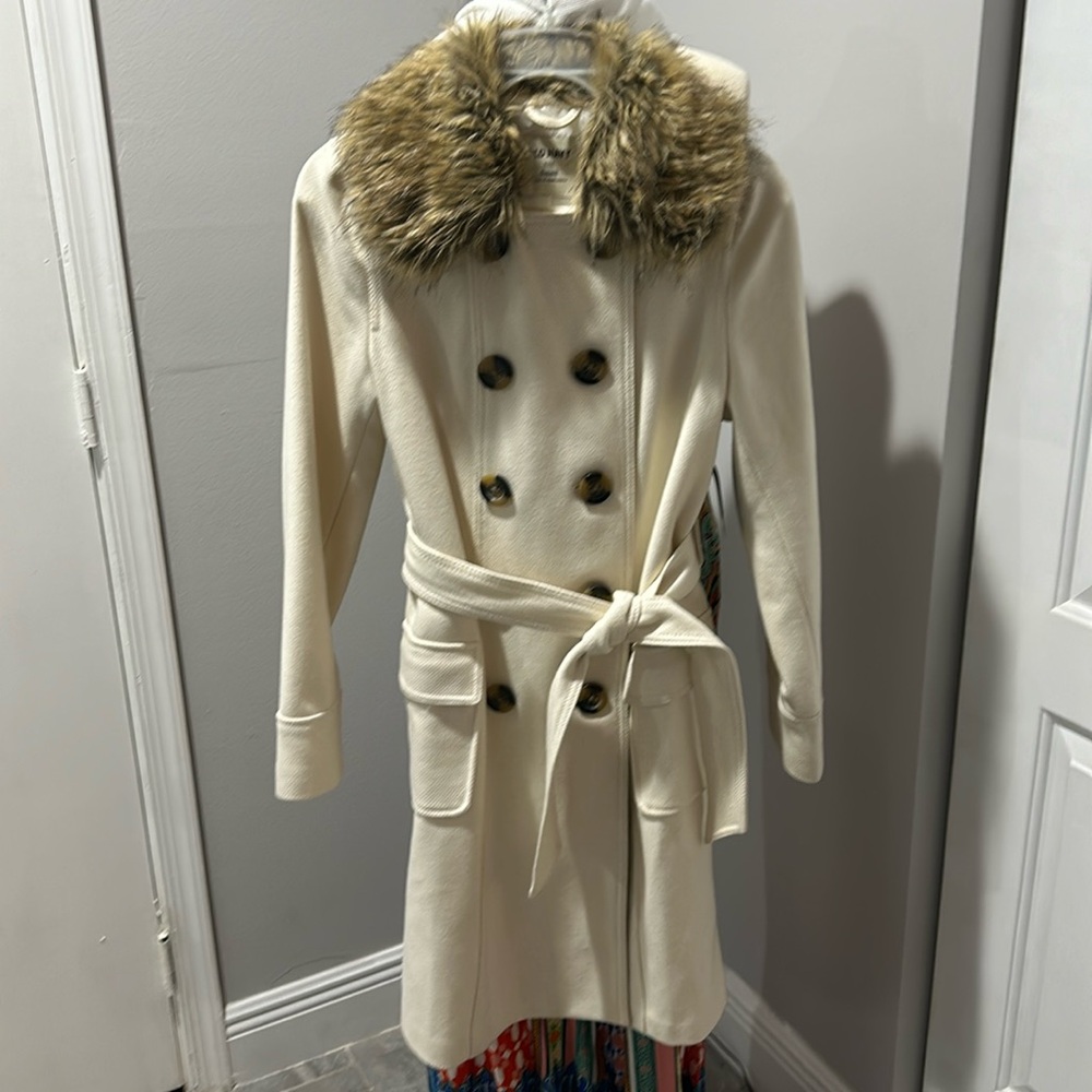 Gorgeous ivory trench style coat with faux fur removable collar. NWT